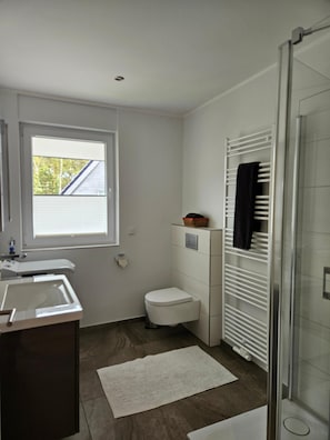 Ferienwohnung, 70m², 1-3 Pers-großes und helles Badezimmer mit Dusche und Handtuchheizung