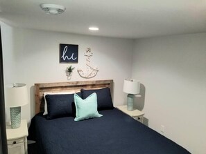 There is 1 queen bed. 