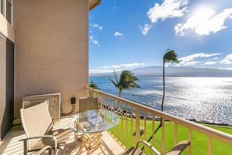 Beautiful Oceanfront Condo with Stunning Views in the Heart of Maui!
