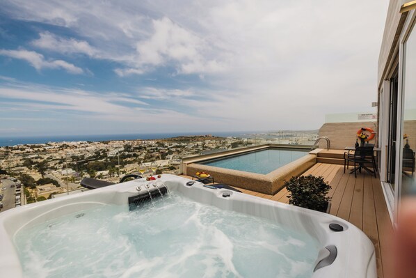 Outdoor spa tub