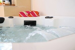 Indoor spa tub