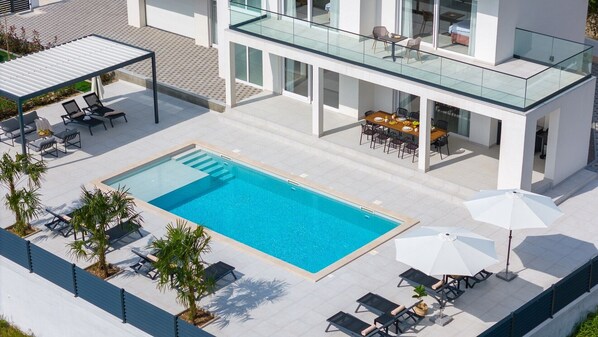 NEUE Villa Carmen mit 5 Schlafzimmern mit eigenem Bad, 48 m2 großem Pool, 8 km vom Meer entfernt