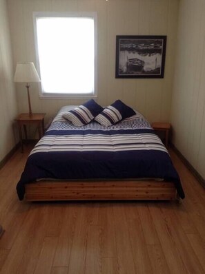 Master bedroom, Queen bed