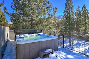 Rooftop hot tub in Winter