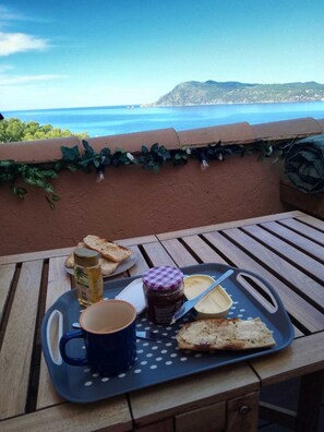 Petit déjeuner sur la tropézienne avec vue sur la mer