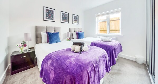 COZY AND FURNISHED BEDROOM FRESH TOWELS AVAILABLE UPON YOUR ARRIVAL