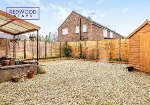 SPACIOUS BACKYARD GARDEN