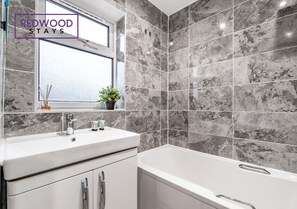 MODERN BATHROOM WITH A TUB AND A SHOWER