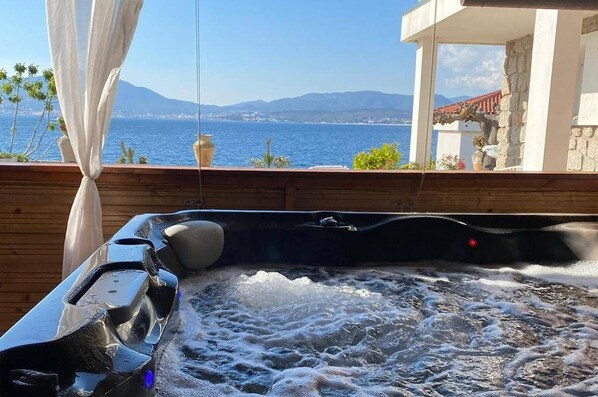 Outdoor spa tub