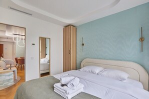 Chambre avec lit double et télévision