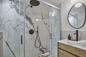 salle de bain avec toilette