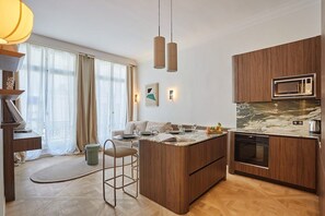 superbe cuisine ouverte avec bar pour diner