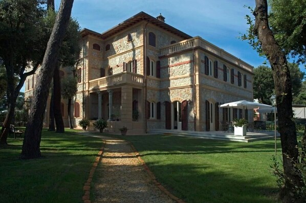 Activities, Amenities, Balcony / Terrace / Patio, Building Exterior, Facilities, Food, Main Entrance, Spring, Summer, Wellness