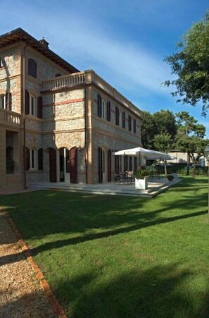 Activities, Amenities, Balcony / Terrace / Patio, Building Exterior, Facilities, Food, Main Entrance, Spring, Summer, Wellness