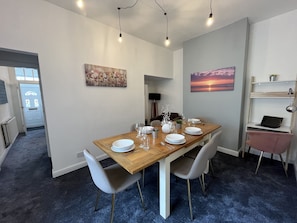 Extendable dining table to comfortably seat 6