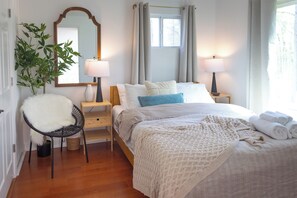 Primary bedroom with queen bed, hypo-allergic down comforter, en suite bath.