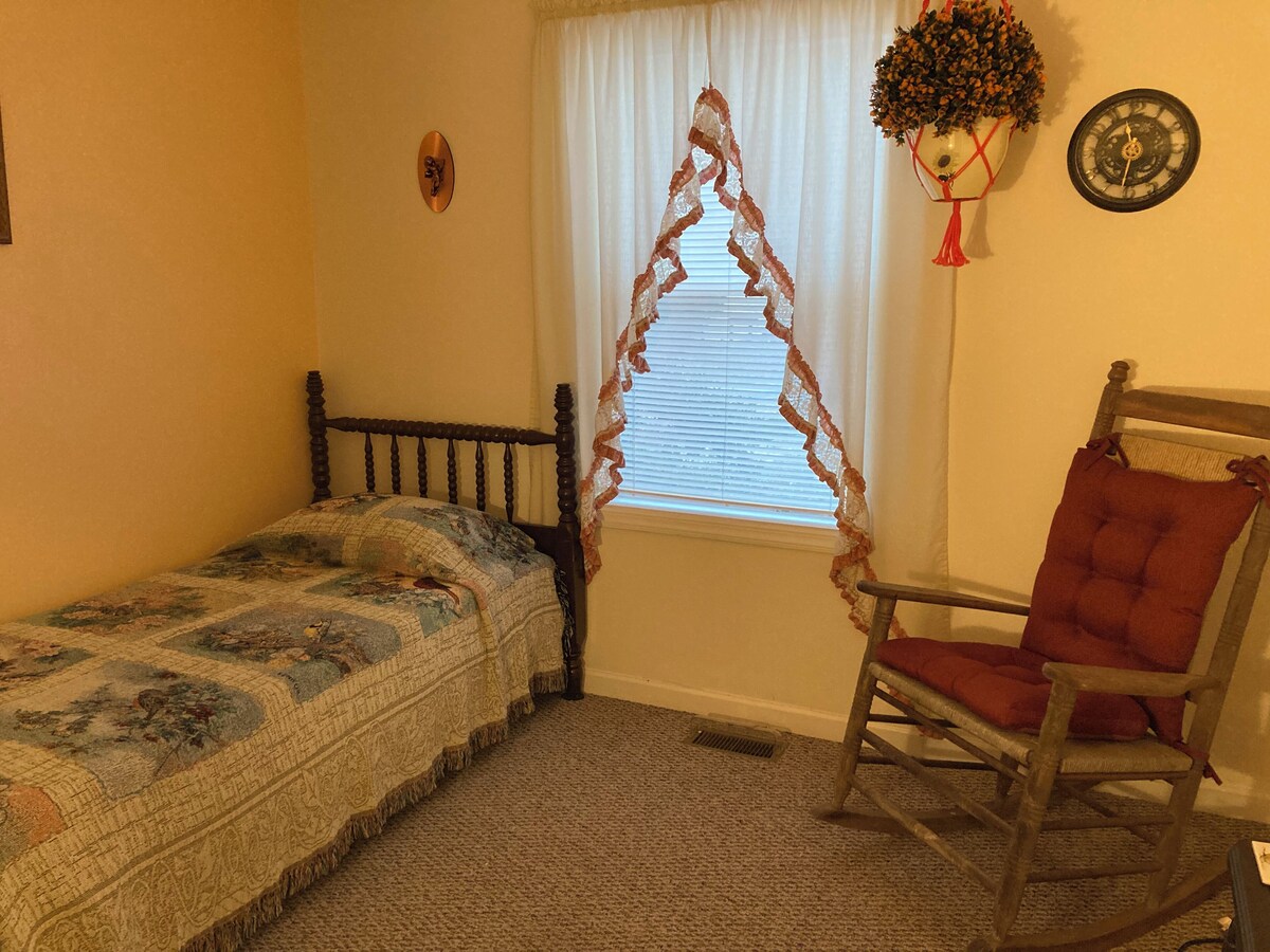 Cozy home in a quiet SML community. Close to State Park, public boat ramp.