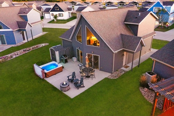 BOHO Bungalow w/ Hot Tub on the Pond