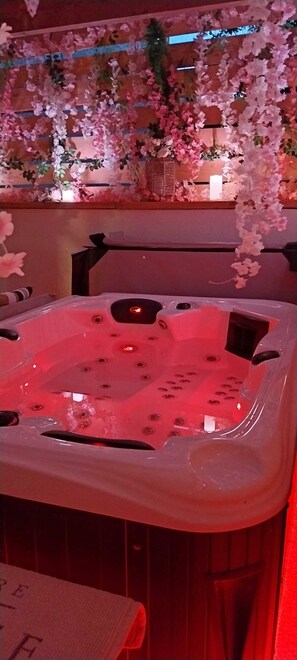 Indoor spa tub