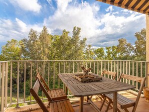 Wolke, Himmel, Eigentum, Pflanze, Natur, Holz, Baum, Schatten, Hütte, Interior Design
