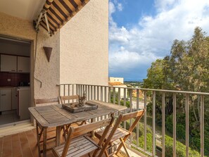 Wolke, Möbel, Himmel, Gebäude, Tabelle, Holz, Schatten, Pflanze, Hütte, Veranda