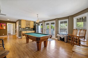 NH295: Salty Cs | LL Rec Room - Pool Table, Full-Sized Fridge, Deck Access