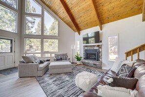 Living Room | 1st Floor | Gas Fireplace | Free WiFi | Central A/C & Heating