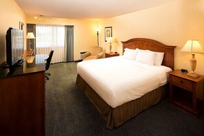 King size bed, large and oh so cozy!