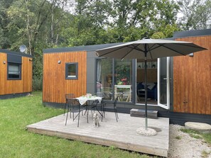 Pflanze, Schatten, Baum, Tabelle, Gartenmöbel, Grundstueck, Tisch Im Freien, Gebäude, Hütte, Stuhl