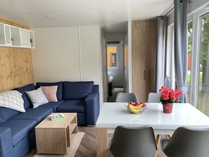 Möbel, Tabelle, Eigentum, Pflanze, Couch, Gebäude, Interior Design, Stuhl, Beleuchtung, Wohnzimmer