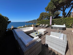 Outdoor spa tub