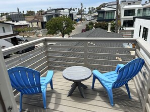 Outdoor patio w/seating area, bbq, dining table