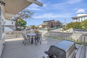 Outdoor patio w/seating area, bbq, dining table
