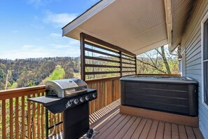 Grill and Jacuzzi on deck !