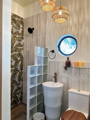 Jungle Bungalow Bathroom and Shower