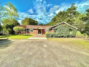Barnsfield House - Large Country Retreat