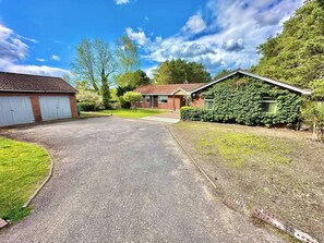 Barnsfield's Spacious and Secure Driveway with Large Gates and Parking for Multiple Vehicles