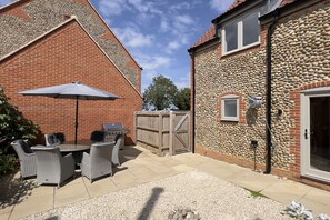 Sea Haven Cottage: Enclosed courtyard garden with outdoor dining furniture