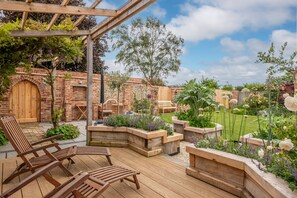 Perrystone Cottage, Burnham Market: Beautifully manicured garden