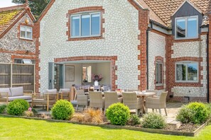 Monterey House, Thornham: Bi-fold doors to the outdoor dining area