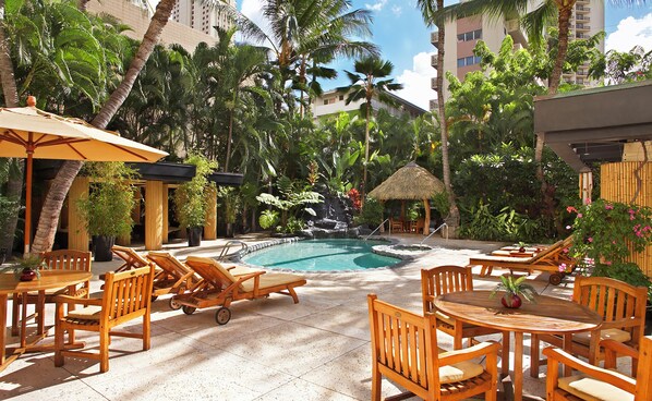 Aqua_Bamboo_Waikiki_Pool_Outer_Sanctuary