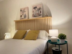 Habitación principal con cama de matrimonio