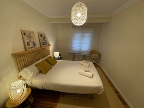 Habitación principal con cama de matrimonio