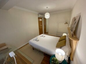 Habitación principal con cama de matrimonio