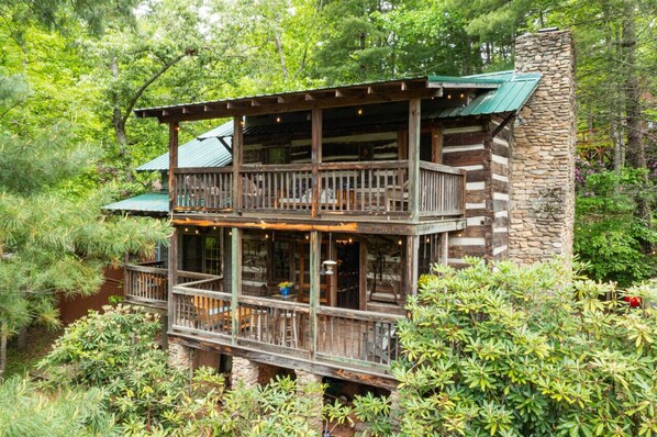 Old Chestnut Cabin; a simple life, modern conveniences