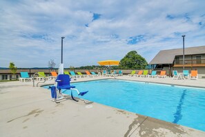 Kimberling Crossings Community | Outdoor Community Pool