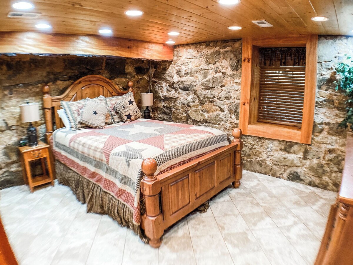Rustic River Riverfront Cabin – Massanutten 5 min – hot tub/firepit will sleep10