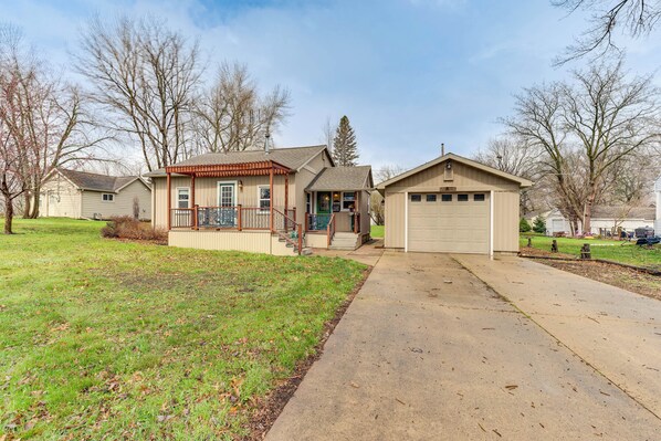 Spirit Lake Vacation Rental | 2BR | 1BA | 800 Sq Ft | Stairs Required to Enter