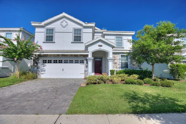 View of front of home with driveway parking.