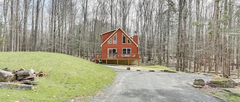 Lake Ariel Vacation Rental | 3BR | 2BA | 1,350 Sq Ft | Stairs Required